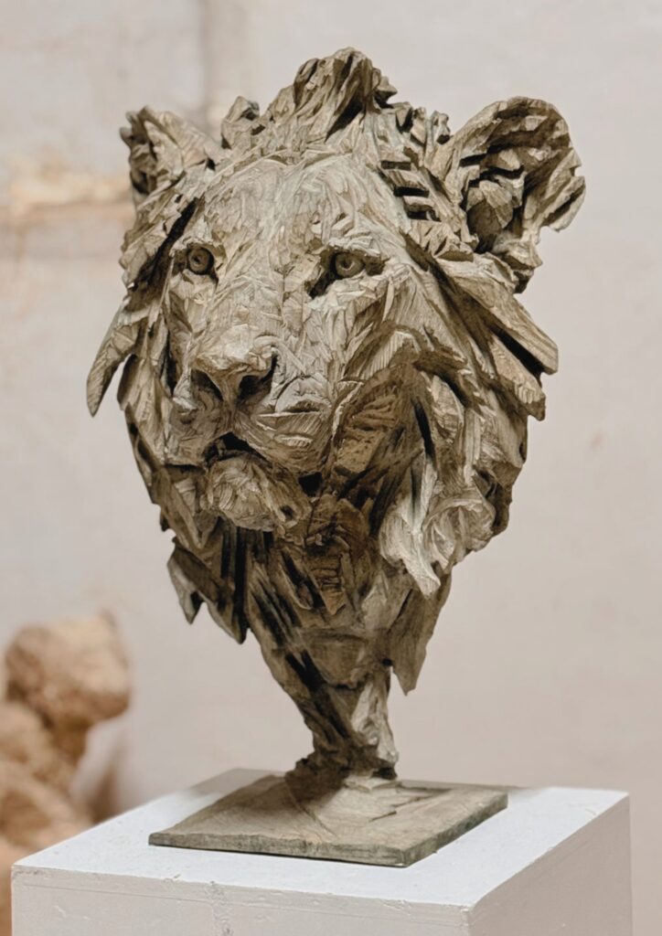 Jürgen Lingl bronze sculpture lion Kimba
